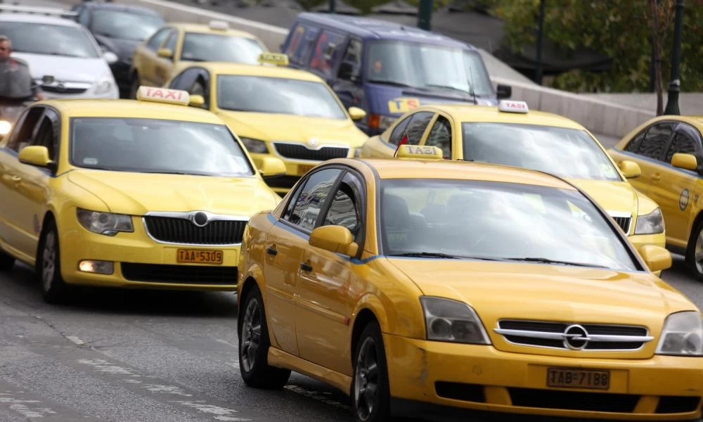 ΥΠΟΙΚ: H μείωση ΦΠΑ από 24% σε 13% αφορά και τα ταξί
